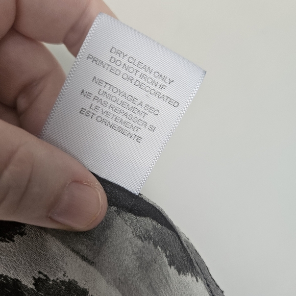 Equipment FEMME Silk Blouse Animal Print Button Down Size Xs Flaw - Picture 7 of 9